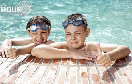 مع موسم الصيف.. فوائد ومخاطر السباحة للأطفال