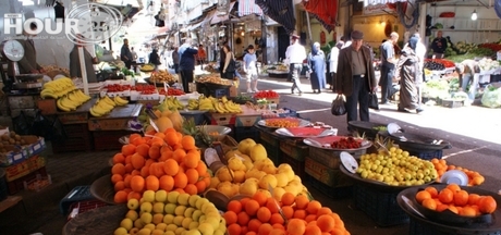 فاكهة برسم التمني.. جيوب خاوية وبطون التجار تزداد نهم...